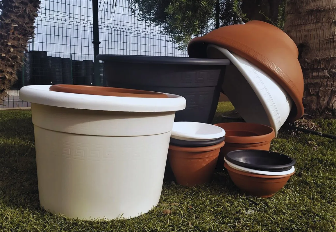 ¿Qué beneficios tiene usar las macetas de plástico para las plantas?