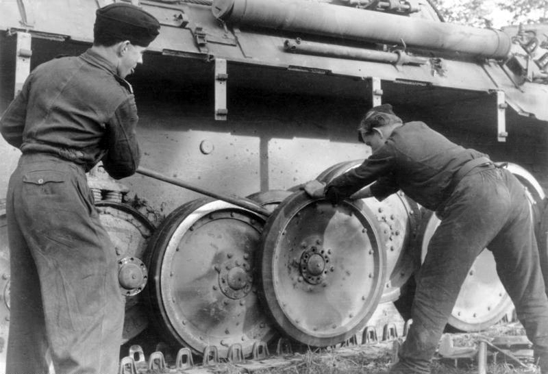 Bundesarchiv-Bild-101-I-296-1652-35-Nordfrankreich-Montage-am-Pantherlaufwerk1.jpg