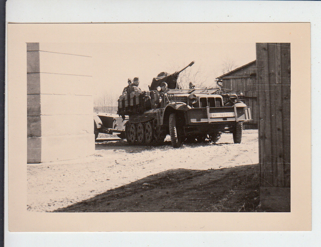 Halbkettenfahrzeug mit leichtem FLAK Geschütz Vormarsch in Russl