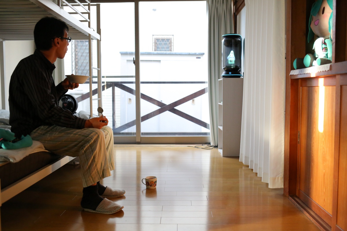 Japonés que se casó con holograma quedó viudo, expiró el software de su esposa