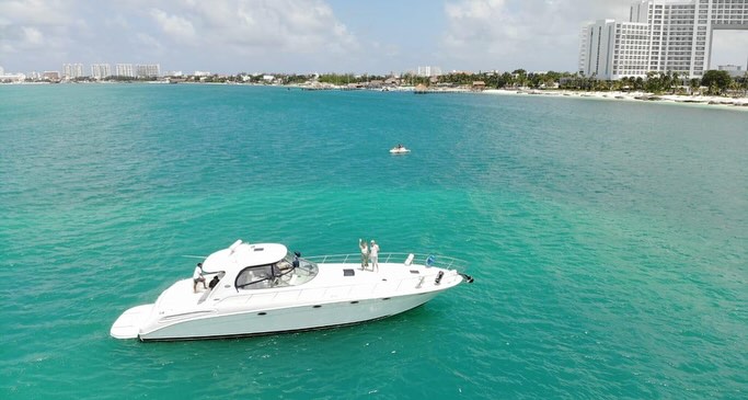 Yadtseb 60 ft yacht rental Cancun - Sound system and entertainment area for yacht parties and celebrations