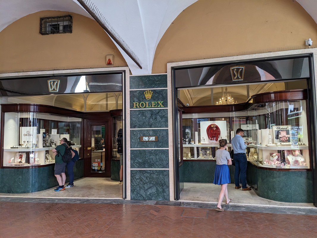 Boutiques Rolex, façades publicitaires, all over the world ... - Page 25 PXL-20230523-090157112