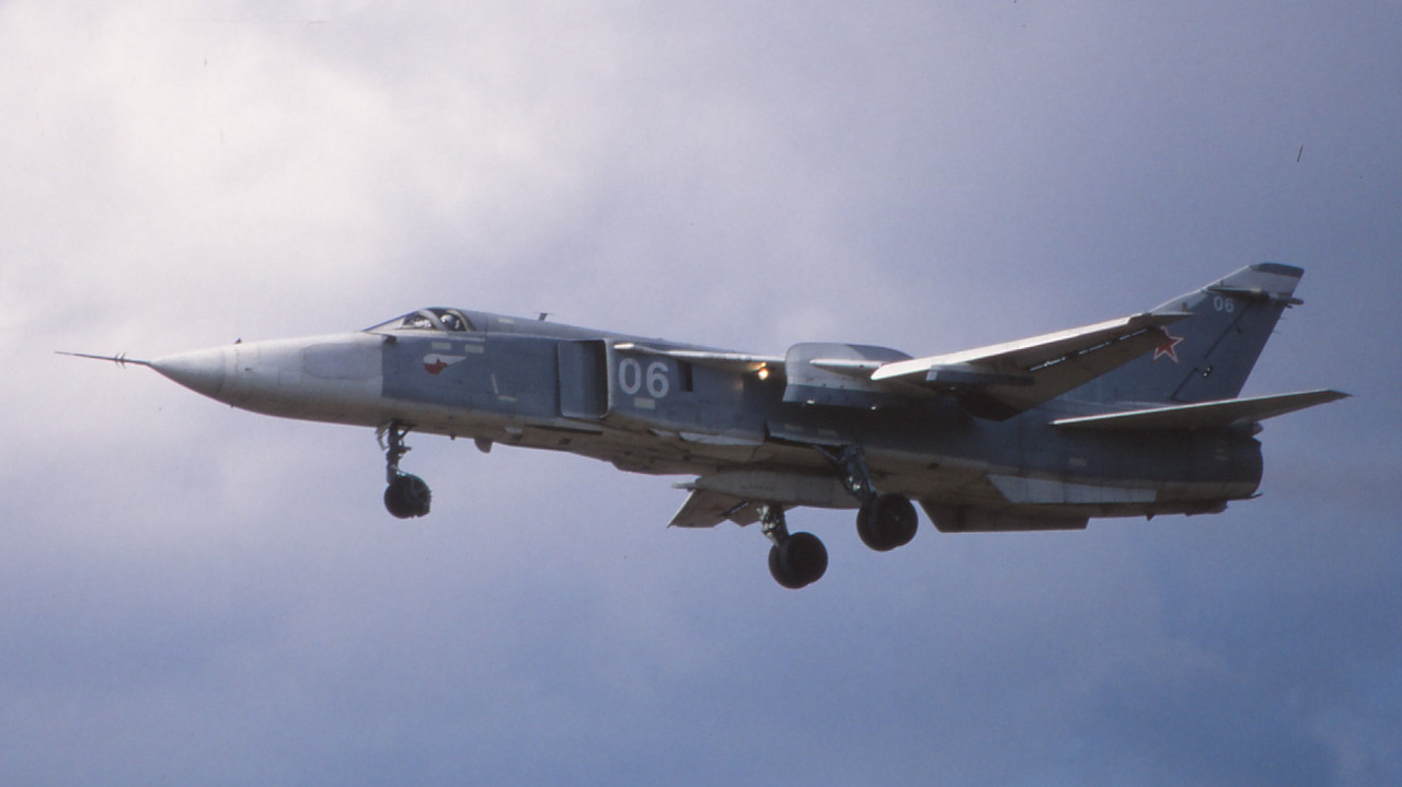 11 ORAP Su-24MR 06 White_0515326