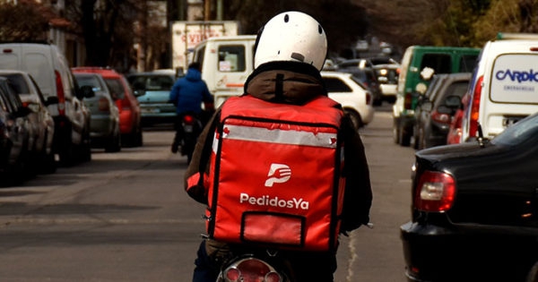 Salva a un repartidor de que le roben la moto y este le regala todas sus ganancias