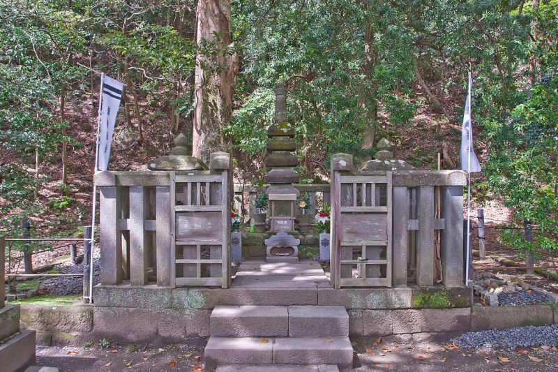 1199-Minamoto-no-Yoritomo-Grave-Kamakura