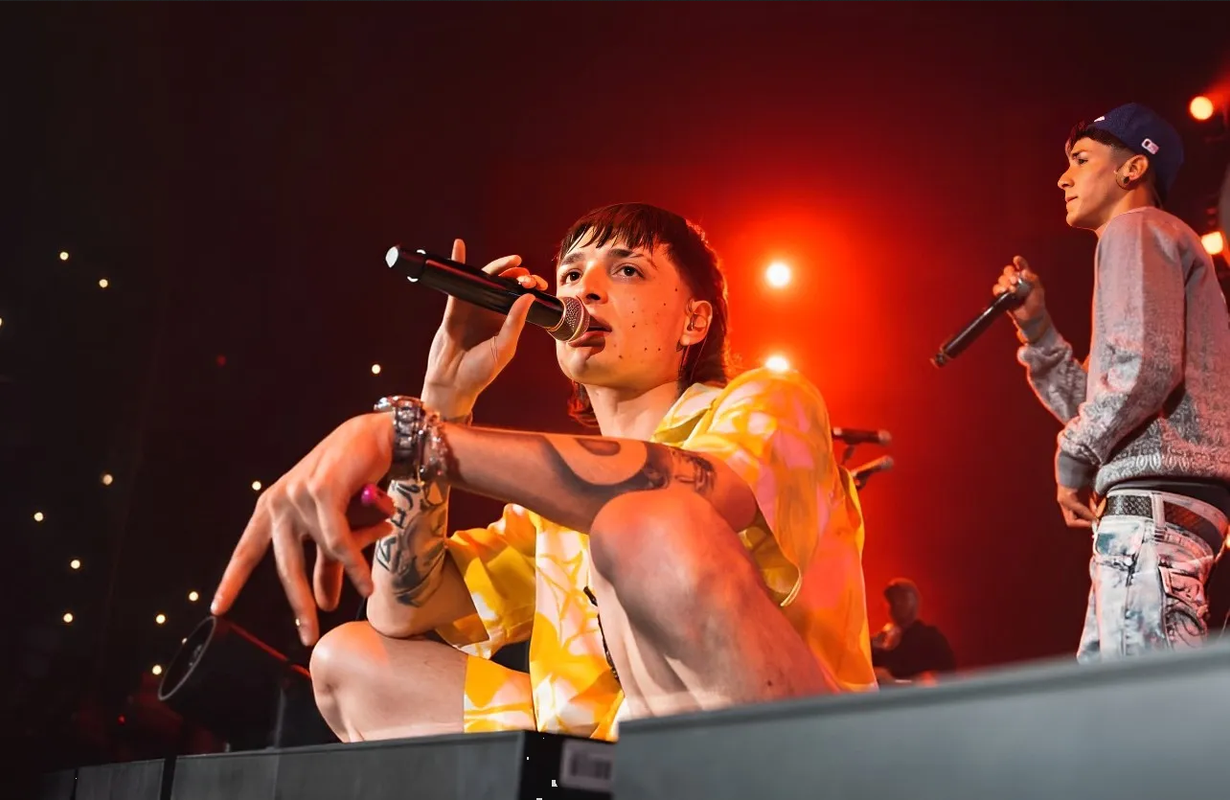 Peso Pluma aparece cantando a capela y recibe duras críticas por su voz