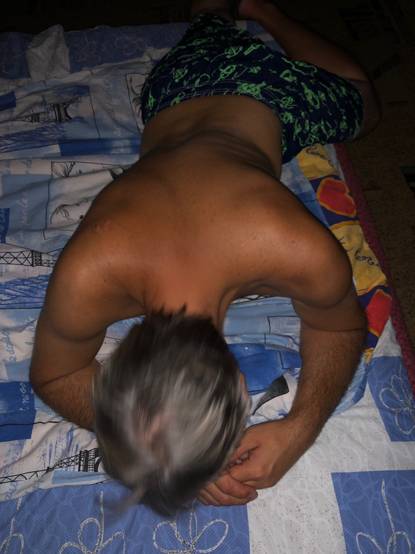 ударился ножкой о ножку дивана. лежу. страдаю)