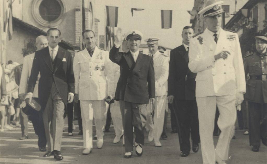 Franco en la firma del acuerdo con Estados Unidos que puso a su régimen bajo la protección de la OTAN de la invasión extranjera. 26 de noviembre de 1953 Franco en la firma del acuerdo con Estados Unidos que puso a su régimen bajo la protección de la OTAN de la invasión extranjera. 26 de noviembre de 1953