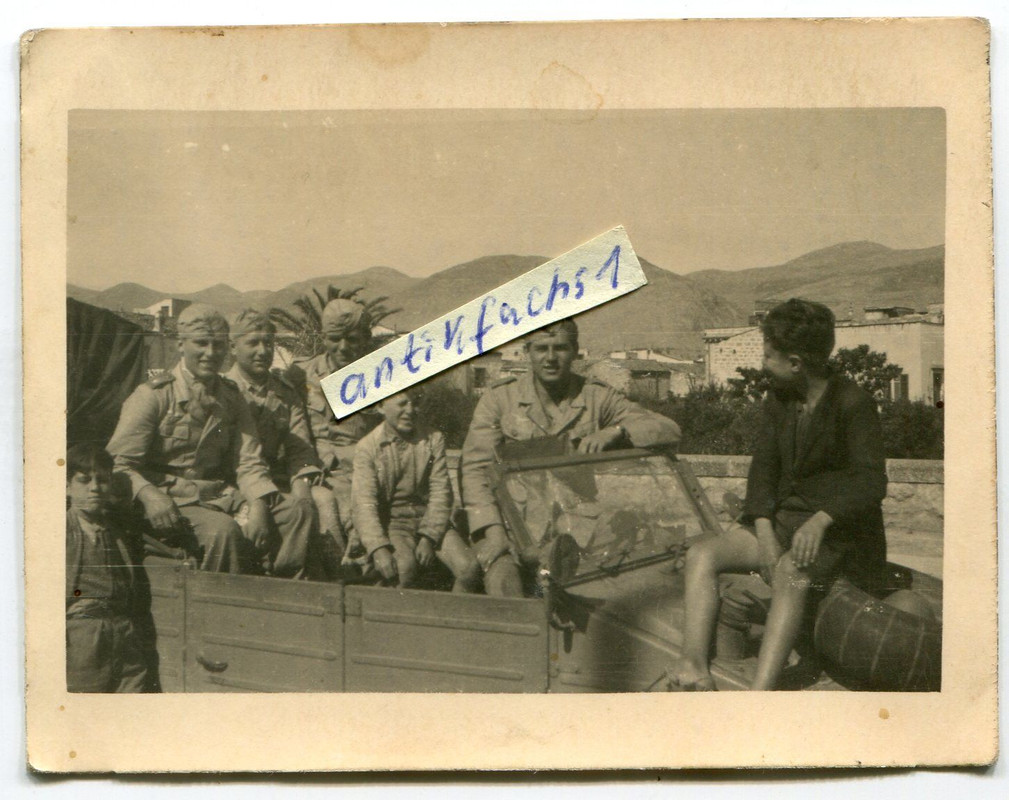 VW-Kübelwagen mit Ballonreifen an der Südfront