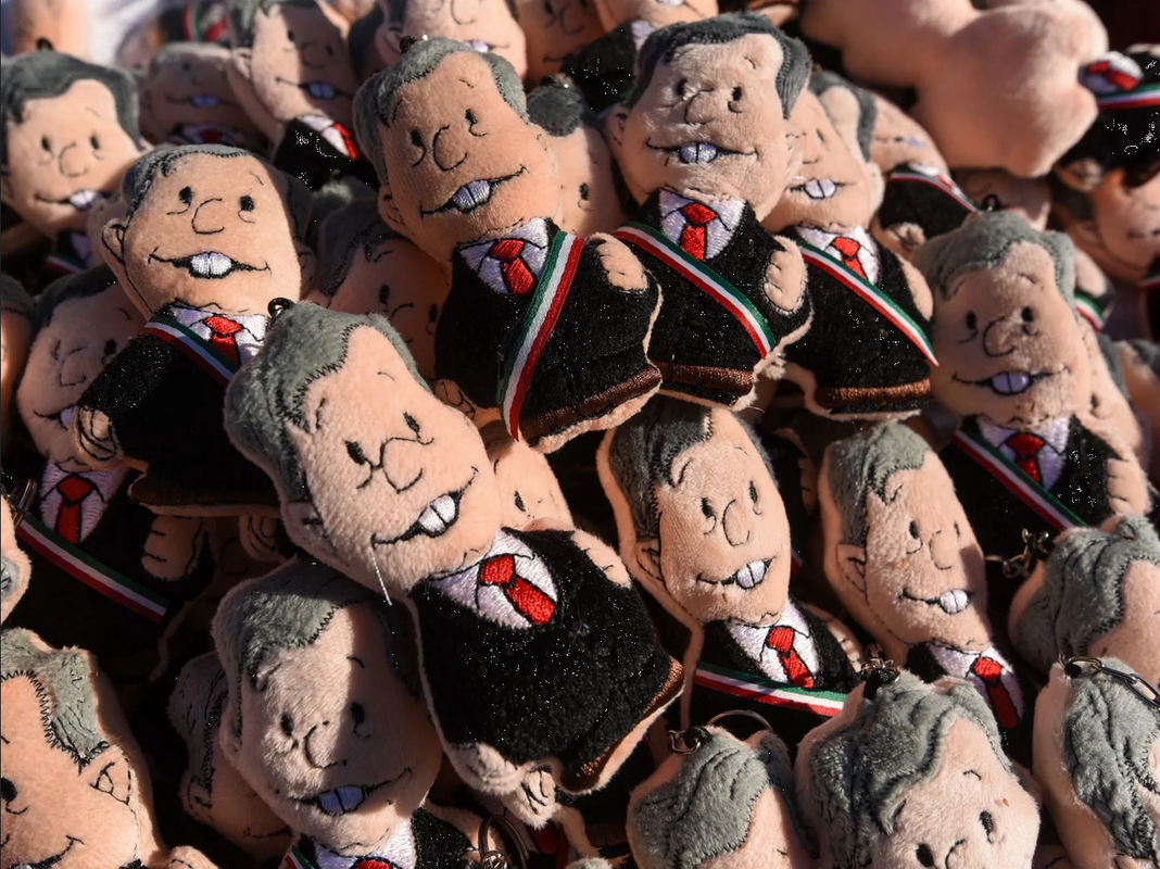 Deberá Morena deslindarse de venta de peluches de “Amlito”, instruye INE