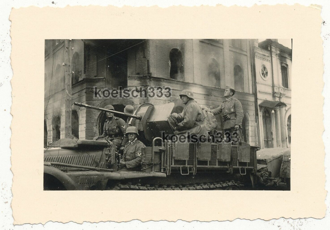 Foto Heeresflak Panzer Halbkette in den Ruinen im umkämpften Roslawl in Russland