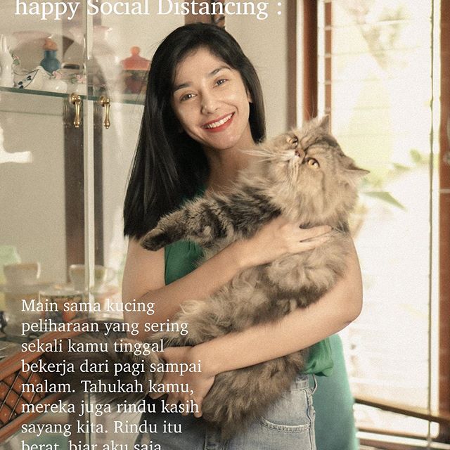 Penyayang hewan, ini 7 potret Fanny Ghassani rawat kucing kesayangan