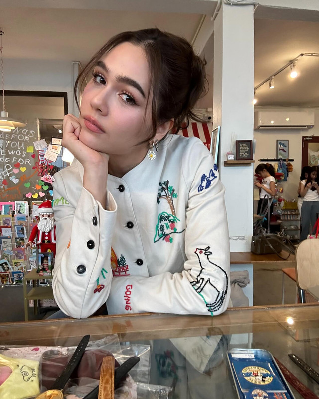 chomismaterialgirl-1723892103-3436578502911535773-4275583