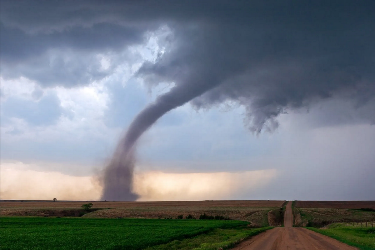 Tornado se hace viral por su inusual belleza: video