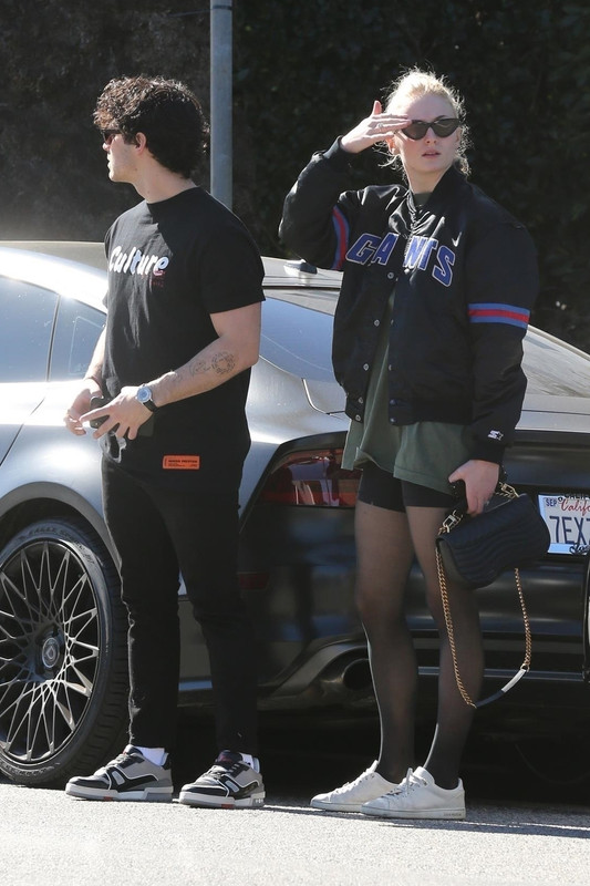 sophie-turner-shopping-in-la-12519-16