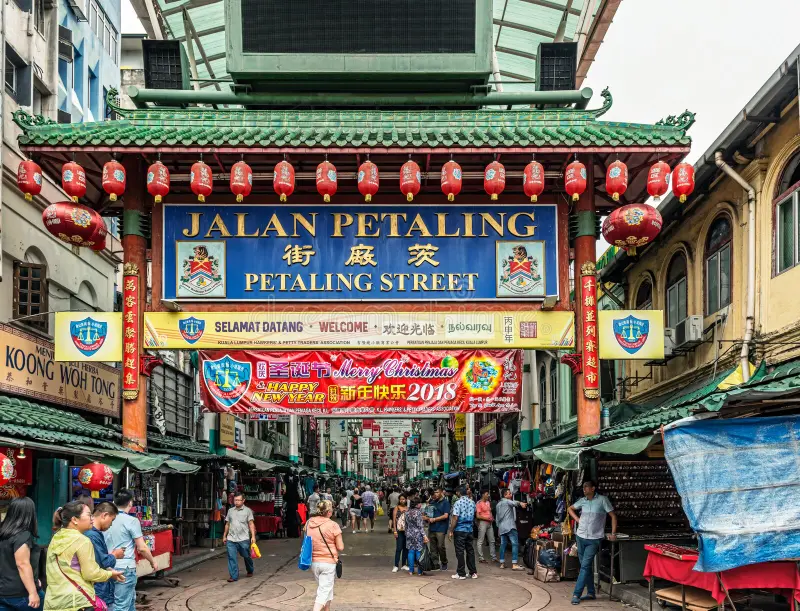 kuala-lumpur-malaysia-jan-people-entering-petaling-street-chinatown-area-has-dozens-restaurants-food Улица Петалинг колоритный Чайнатаун в сердце Куала-Лумпура