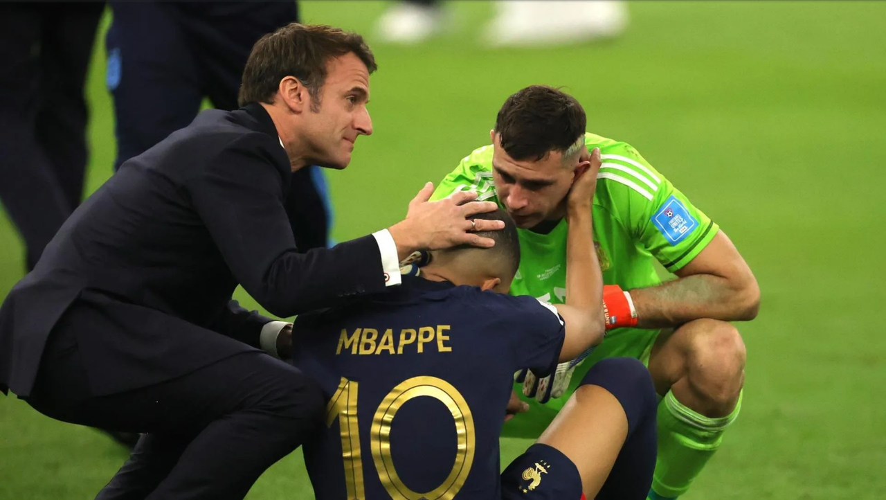 'Dibu' Martínez le dedica 'minuto de silencio' a Kylian Mbappé