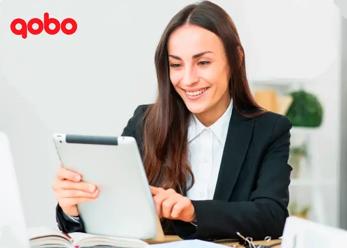 Mujer trabajando con laptop
