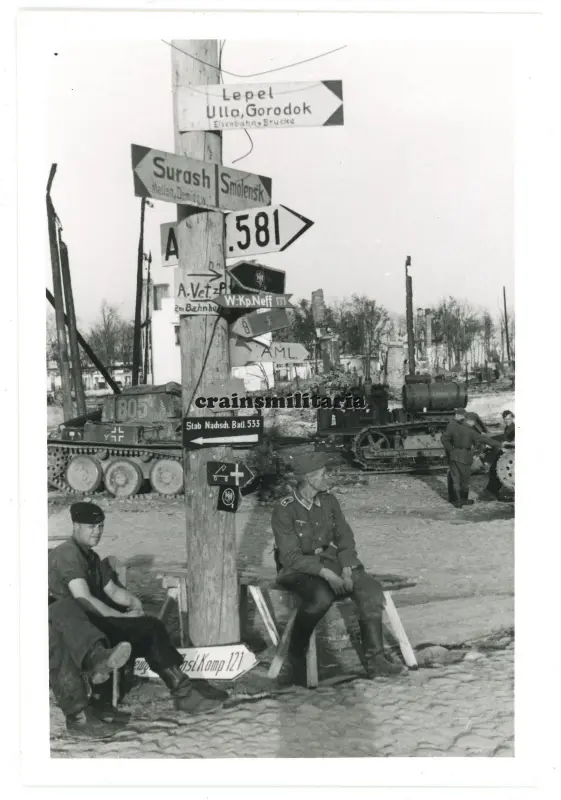 Orig. Foto Panzer 38 (t) Tank Wegweiser in zerstörtes WITEBSK Weissrussland 1941