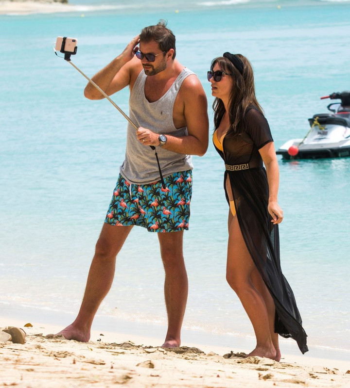 Marina-Berry-upskirtSTARS.com (10)