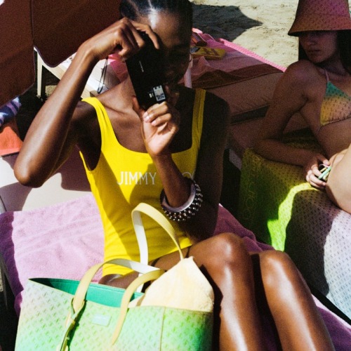 Jimmy Choo, la prima collezione beachwear 100% sostenibile Jimmy Choo, la prima collezione beachwear 100% sostenibile