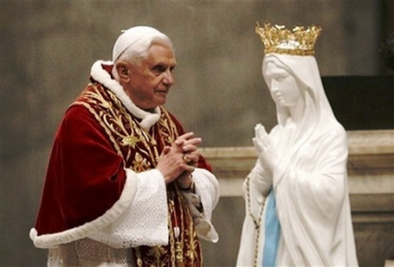 Il coronavirus, la Madonna e Benedetto XVI dans Apparizioni mariane e santuari Benedetto-XVI-e-la-Santa-Vergine-di-Lourdes