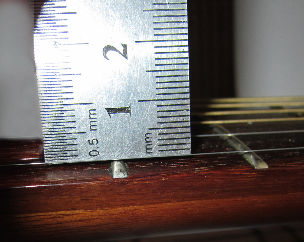 Высота струн на акустической гитаре. Расстояние струн от грифа на акустической гитаре. Высота струн на акустической гитаре над 12. Высота струн на гитаре. Гриф акустической гитары высота струн.