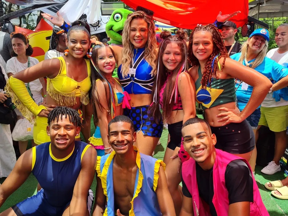 Carla Perez anima crianças no carnaval de Salvador vestida com histórico figurino que usou no É O Tchan! 