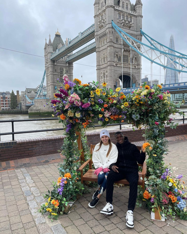 Potret liburan Moisés Caicedo bareng kekasih di London.