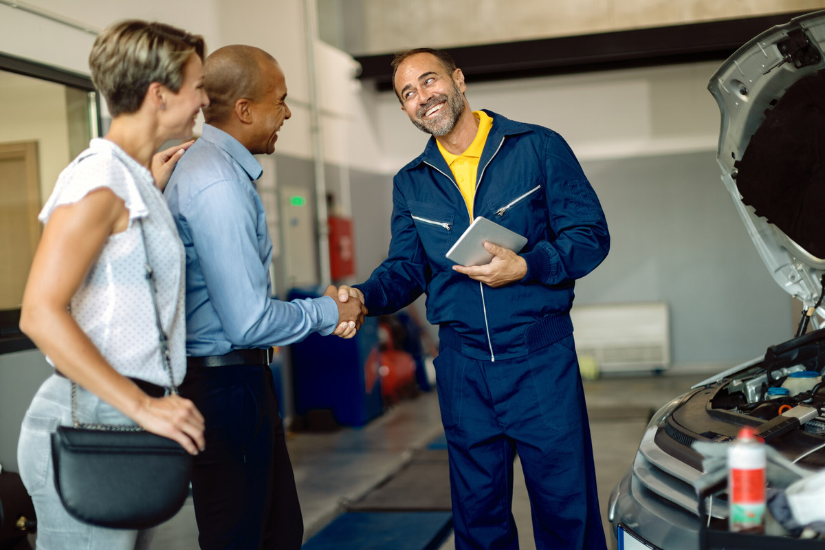 happy-mechanic-greeting-his-customers-auto-repair-shop (2)