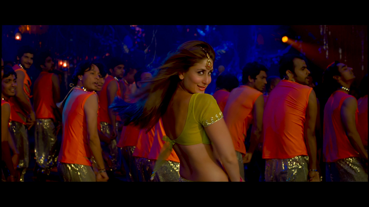 [Image: Kareena-Kapoor-Hot-Halkat-Jawani-From-He...-45-25.jpg]