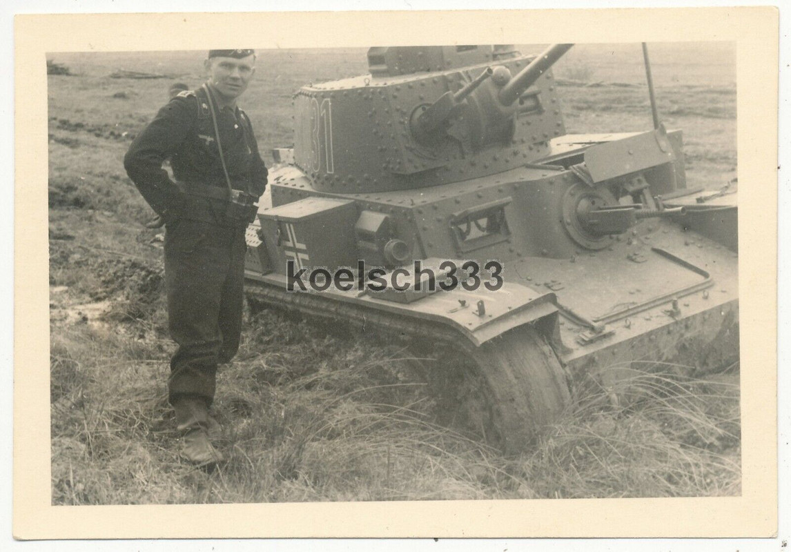Foto Panzermann der Wehrmacht am festgefahrenen Praga TNH Panzer PzKpfw. 38(t)