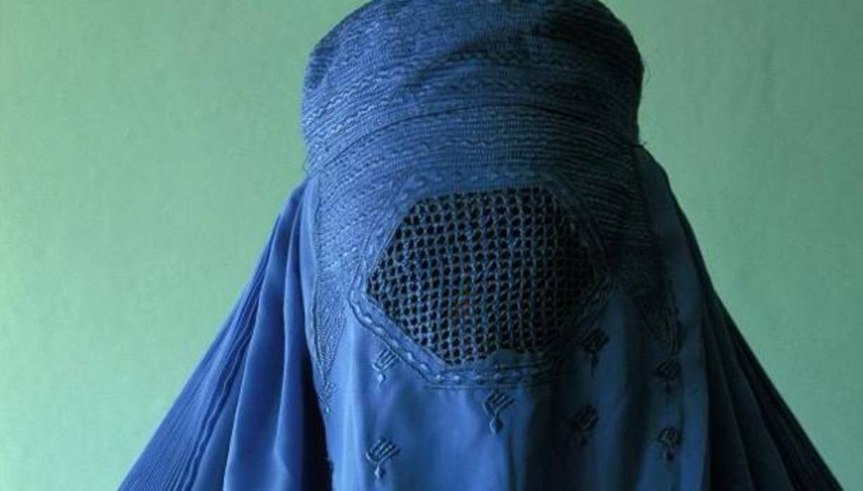 Mujeres afganas son amenazadas de muerte si no llevan burka en las ONGs