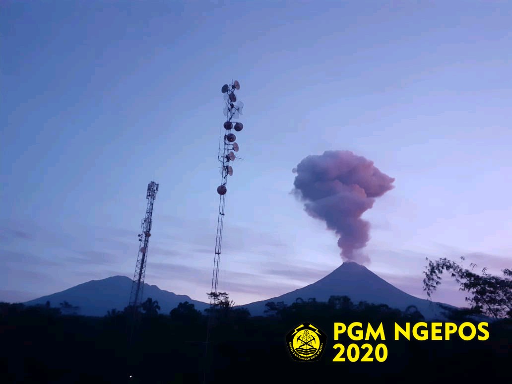 Letusan Merapi pagi ini pukul 05:16 WIB. Erupsi terekam di seismogram dengan amplitudo 75 mm dan durasi 150 detik. Teramati tinggi kolom erupsi ±2.000 meter. Arah angin ke Barat Laut.