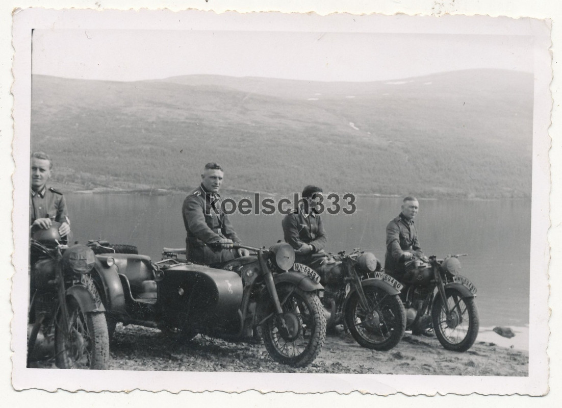 Foto Kradschützen der Wehrmacht mit BMW und Triumph Motorrädern in Norwegen