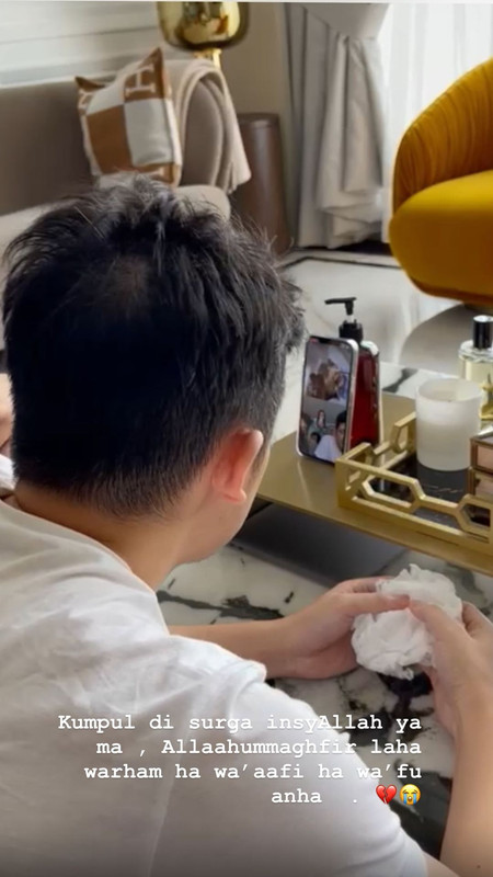 Momen Irwansyah video call ibunya, Herlinah setelah bangun dari koma.