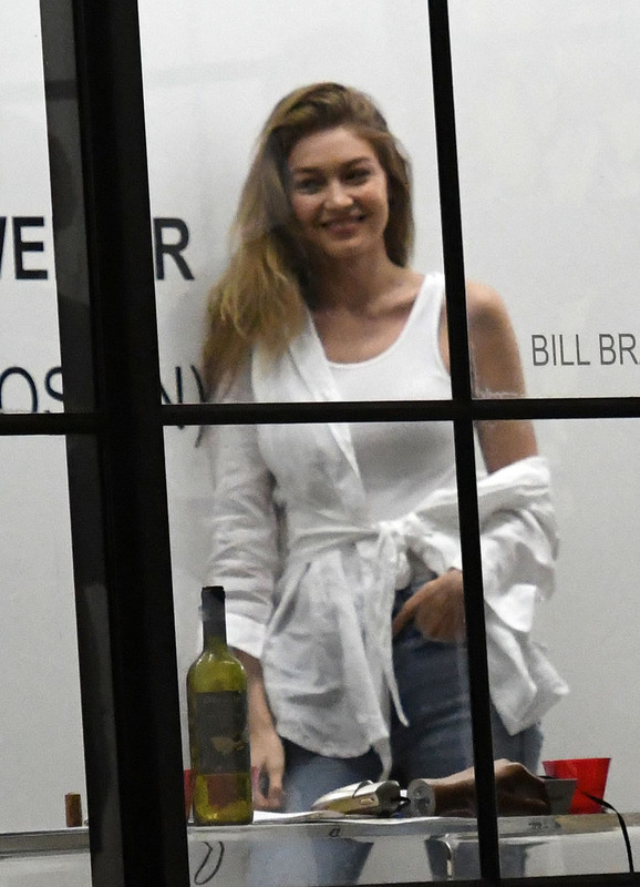 gigi-hadid-at-an-art-gallery-opening-in-miami-11-24-2018-2