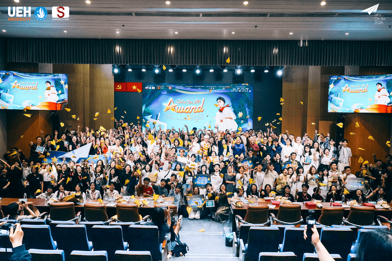 Cả hội trường h&ograve;a chung niềm hứng khởi khi những chiếc m&aacute;y bay giấy cất c&aacute;nh, như biểu tượng cho tinh thần tuổi trẻ sẽ lu&ocirc;n được lan tỏa