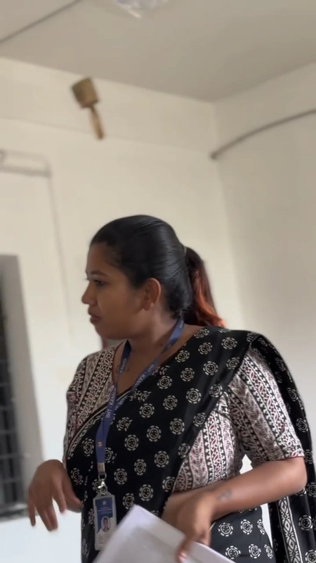 Hot teacher huge boobs and tummy in black saree.mp4_snapshot_00.07.007