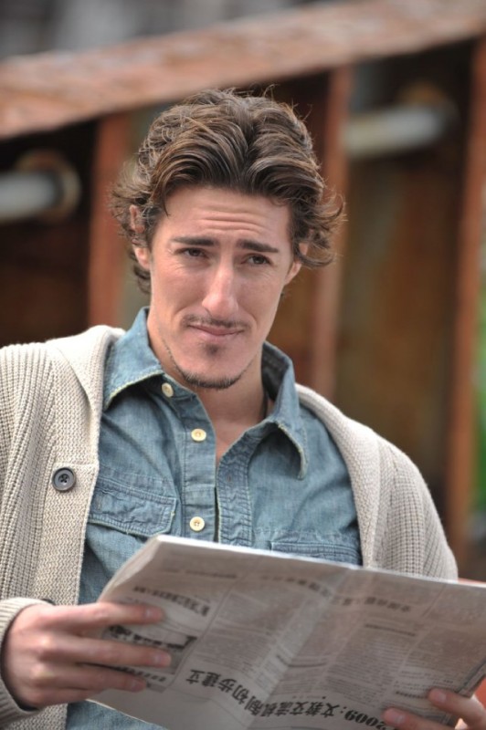 https://i.postimg.cc/4yCVqDLF/eric-balfour-nell-episodio-welcome-to-haven-della-serie-haven-180377.jpg