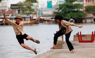 sang - DÒNG TRUYỆN THƠ VUI VỀ ĐỜI SỐNG, TÌNH CẢM & MƯU SINH...Của Nguyễn Thành Sáng&Tam Muội - Page 6 20140314-phuong-thanh-danh-chong-bom-bop-dap-chong-xuong-song-16