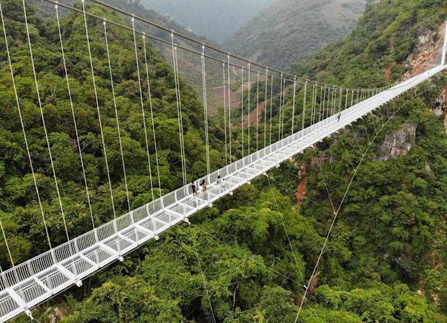 Vietnam inaugura su impresionante puente de cristal a 150 metros de altura