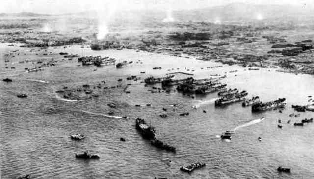 Barcos estadounidenses descargan suministros en la playa de Okinawa, Japón, el 4 de abril de 1945 Barcos estadounidenses descargan suministros en la playa de Okinawa, Japón, el 4 de abril de 1945