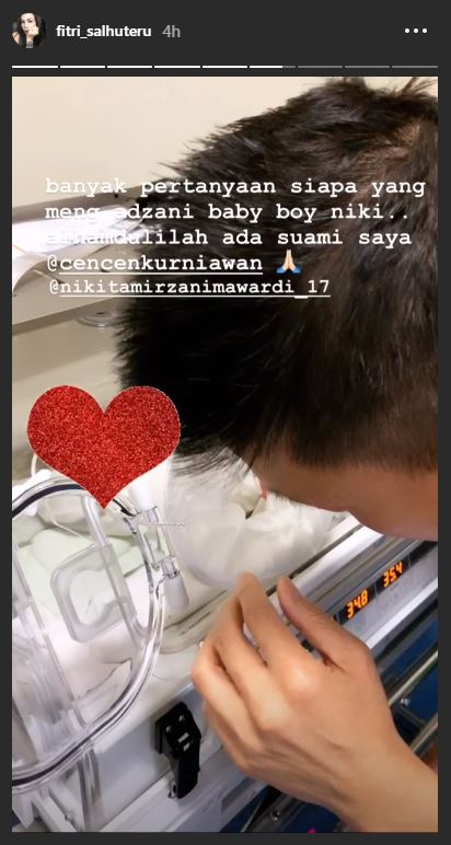 Pria yang mengadzani anak Nikita
