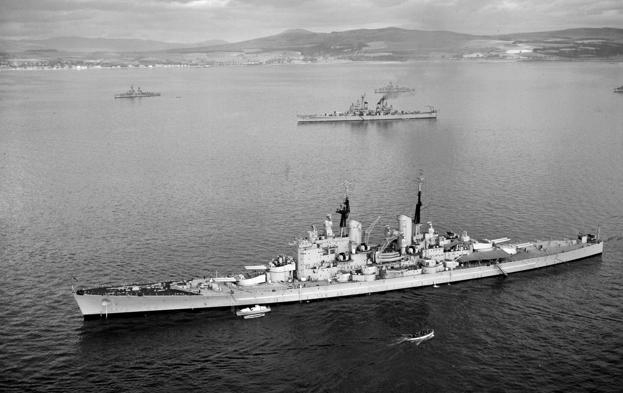 HMS Vanguard и USS Quincy (CA-71) на якоре в заливе Ферт-оф-Клайд (Шотландия) во время учений НАТО O