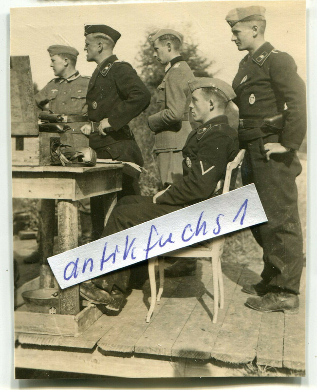 Panzer-Kommandant Hans Brand vom Panzer Regiment 36 beim Schießen im 2.WK