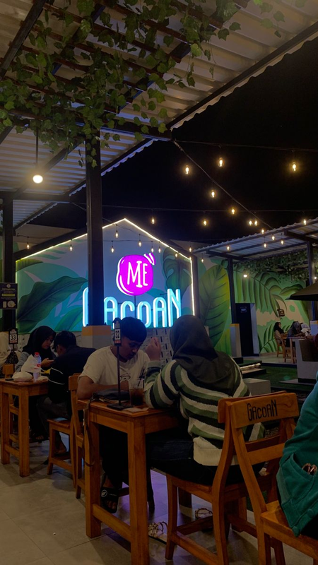 Suasana meja makan Mie Gacoan
