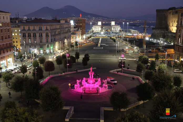 La Fontana del Nettuno di Napoli illuminata di rosa (www.comune.napoli.it)