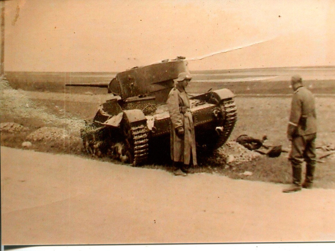 zerstörter russischer Panzer Tank T 26-1