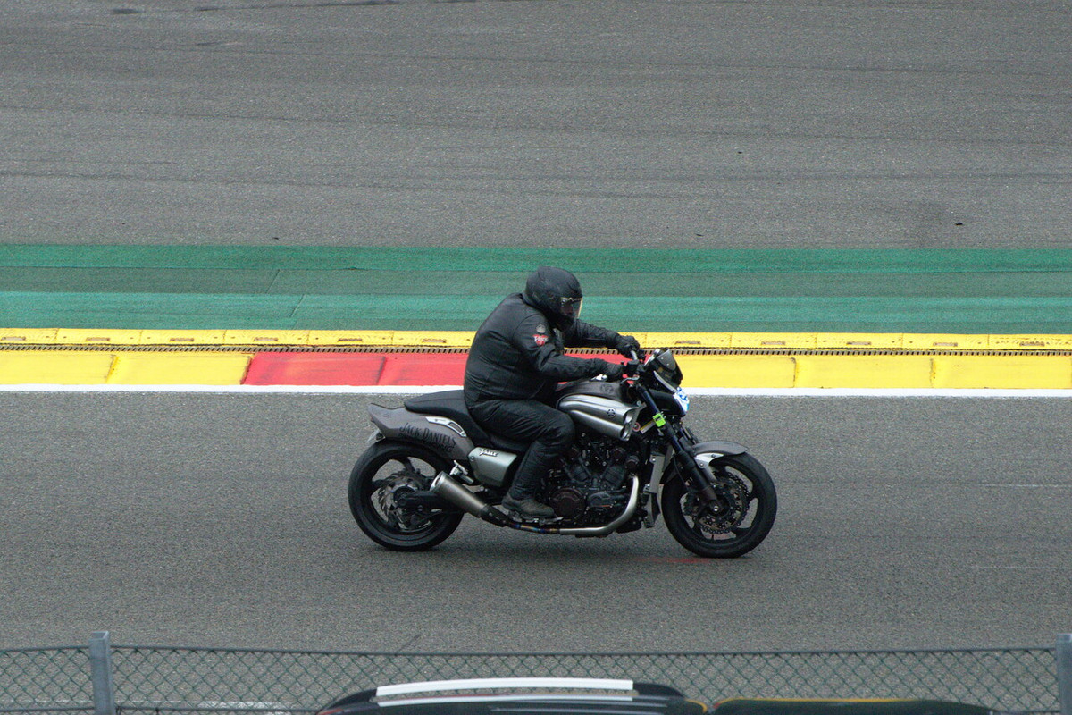 Une journée de roulage à SPA FRANCORCHAMPS - Page 2 R-DSC2683
